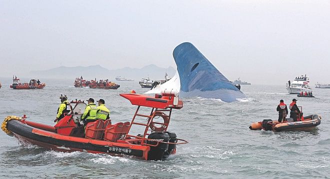 The photo shows coast guard members searching for passengers near a South Korean ferry  that capsized on its way to Jeju island from Incheon. Photo: AFP