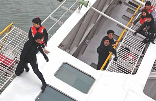 Rescuers trying to pick up victims of the tragedy as the ship was sinking fast Photo: AFP