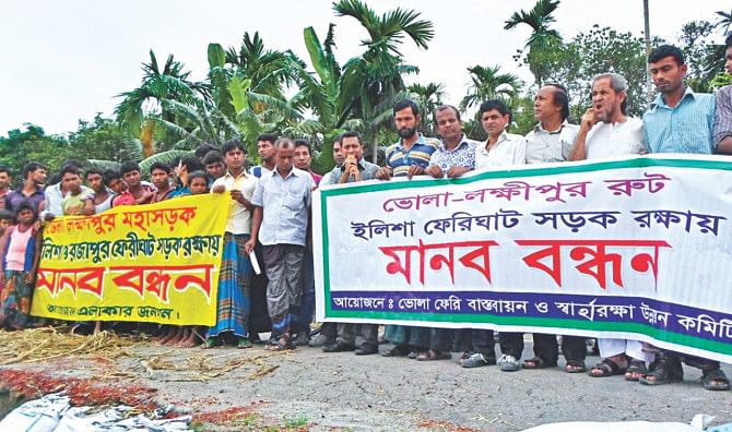 Hundreds of people under the banner of Bhola Swartho Rokkha o Unnayan Committee form a two-kilometre human chain in Rajapur union of Bhola yesterday demanding an immediate repair of Ferryghat road in the area. Photo: Star