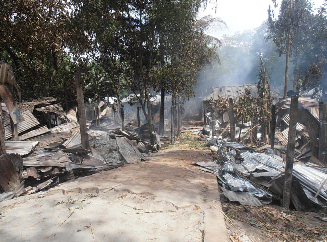 Several houses at Sawdagarpara in Kurigram municipality lie ravaged after the arson attack by people of neighbouring Akotapara village yesterday morning.  PHOTO: STAR