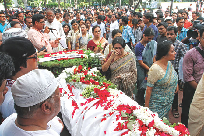 Mourners pay their last tributes to Nazrul Sangeet virtuoso Feroza Begum at her wake at the capital's Central Shaheed Minar yesterday, before she was buried in the Banani graveyard in the evening. The singer passed away in a city hospital on Tuesday night at age 84. Photo: Star