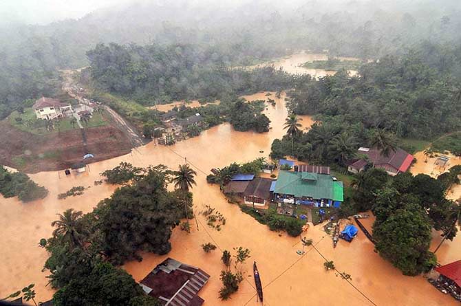 An aerial view of flooded streets of the National Park in Kuala Tahan, Pahang.  More than 100,000 people have been evacuated by authorities in five northern states of Malaysia hit by the Southeast Asian' nation's worst floods in decades. Picture taken on December 24, 2014. Photo: Reuters