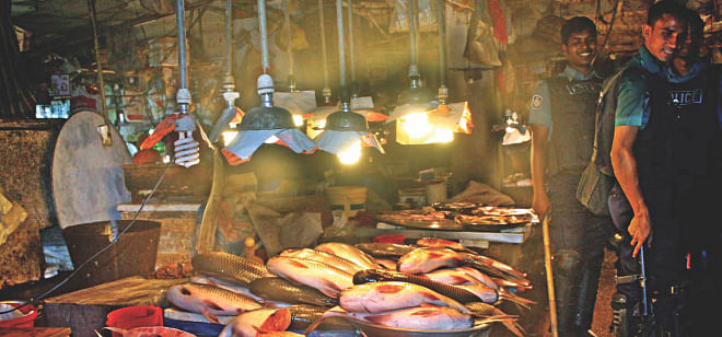 Traders abandon their fish stores in a kitchen market of Mohammadpur on May 25 hearing about a surprise visit by a mobile court. Lack of regular checking has led to formalin-tainted fish in kitchen markets. Photo: Banglar Chokh
