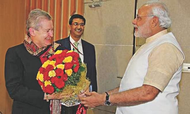  Gujarat Chief Minister Narendra Modi, right, greets US ambassador to India Nancy Powell with a bunch of flowers ahead of their meeting in Gandhinagar yesterday.  Photo: AP