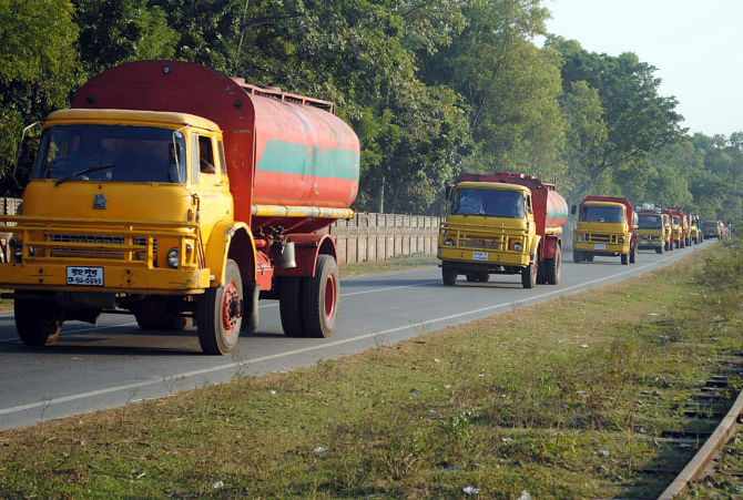 Convoy of fuel carrying tank lorries from Parbatipur Railhead Oil Depot in Dinajpur start for different northern districts on Friday afternoon.   PHOTO: STAR