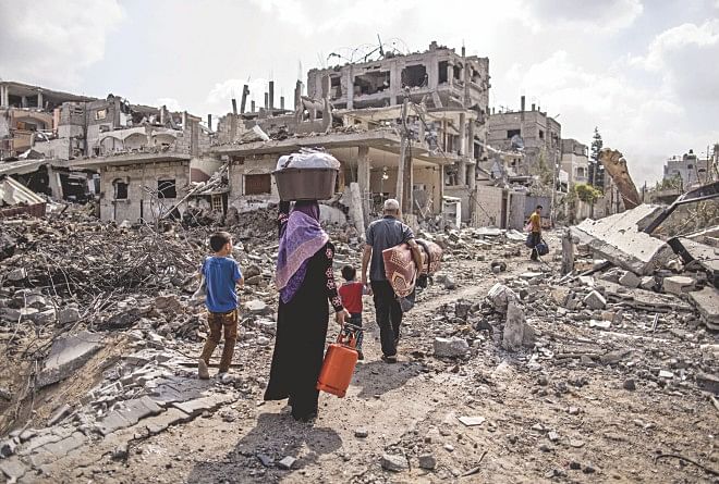 A displaced Palestinian family returns home amid the destruction in part of the northern Beit Hanun district of Gaza Strip after a 72-hour truce accepted by Israel and Hamas came into effect yesterday. The bloody 29-day-old Gaza conflict has killed 1,867 Palestinians and 67 Israelis.Photo: AFP, Independent.co.uk