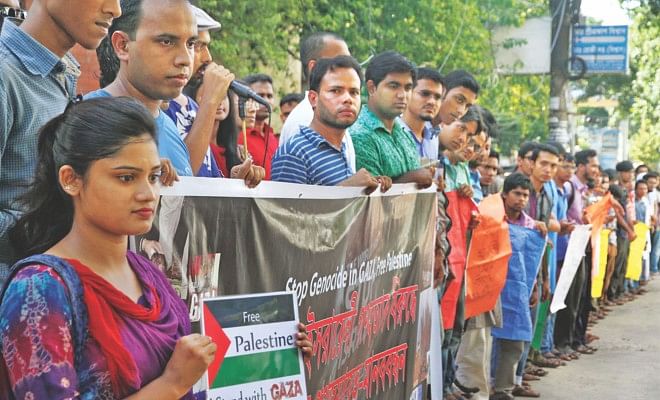 Teachers and students of different educational institutions, including Chittagong University and Asian University for Women, form a human chain before Chittagong Press Club yesterday protesting Israel's attacks on Gaza.    Photo: Star 