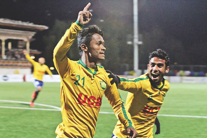 Goalscorer Yeasin Khan (L) and striker Shakhawat Hossain Rony run towards the Sheikh Jamal DC dugout to celebrate the 24th minute strike against Pune FC in the final of the King's Cup yesterday. PHOTO: COURTESY