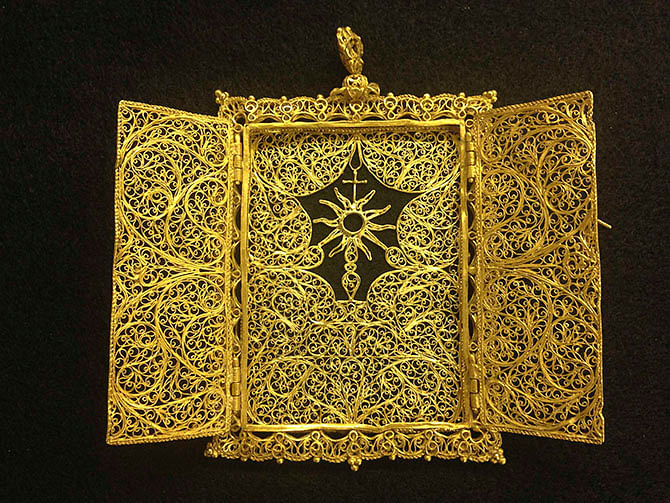 A high karat gold Pyx which was believed to have been hand crafted in the late 1600's - early 1700's for transporting a Eucharist (communion wafer) is seen in an undated handout photo from 1715 Fleet-Queen's Jewels. Photo: Reuters