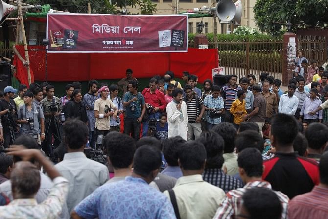 Demonstrators of a faction of Gonojagoron Mancha led by Imran H Sarker hold a rally at Shahbagh in the capital yesterday demanding death penalty for war crimes convict Delawar Hossain Sayedee who was sentenced to jail until death by the Supreme Court on Wednesday. Photo: Star