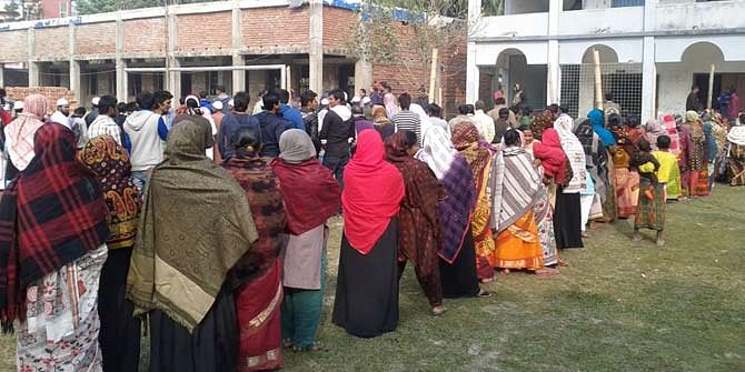 Voters stand in long queues to exercise their franchise at SM Model Government High School in Gopalganj Sunday. 