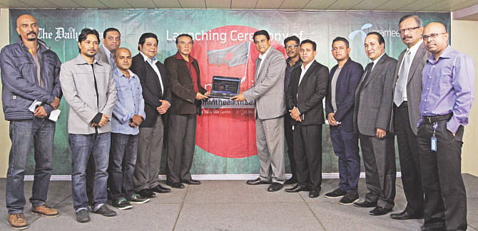 Editor and Publisher of The Daily Star Mahfuz Anam, centre left, and Grameenphone Chief Corporate Affairs Officer Mahmud Hossain, centre right, with other members of the two organisations at the inauguration ceremony of 