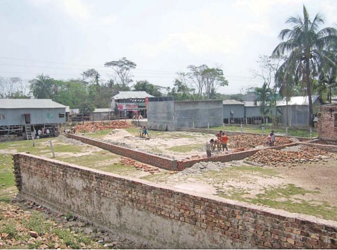 Land grabbers have continued illegal construction after occupying a canal at Nachnapara in Kalapara upazila under Patuakhali district, thanks to the indifference of the authorities concerned.  PHOTO: STAR