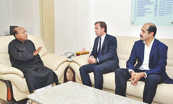 H&M Group CEO Karl-Johan Persson meets Commerce Minister Tofail Ahmed at the secretariat in Dhaka yesterday. BGMEA President Atiqul Islam was also present.   Photo: BGMEA