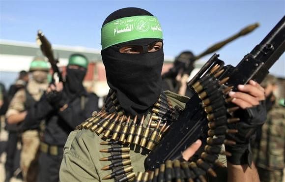 Palestinian members of the al-Qassam brigades, the armed wing of the Hamas movement, stand guard as they wait for the arrival of Hamas chief Khaled Meshaal in Rafah in the southern Gaza Strip in this December 7, 2012 file photograph. Photo: Reuters