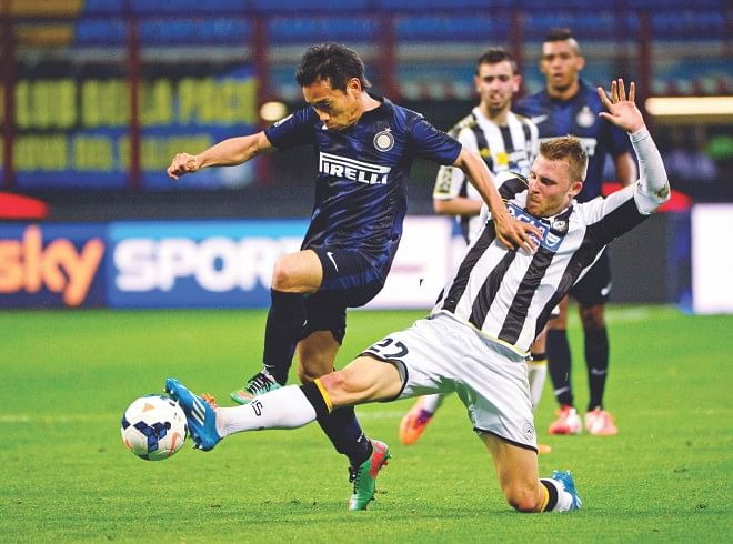 Inter Milan midfielder Hernanes (L) is slide-tackled by Udinese defender Silvan Widmer during their Serie A encounter at the San Siro on Thursday. Photo: AFP