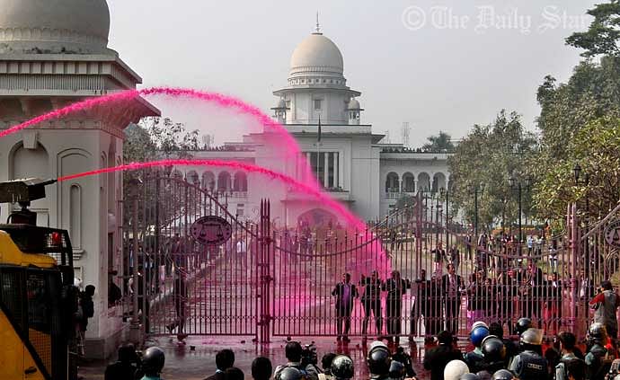 Law enforcers using water cannon to foil a procession of pro-BNP lawyers on the Supreme Court premises while they tried to head towards Nayapaltan to join 'March for Democracy' on Sunday