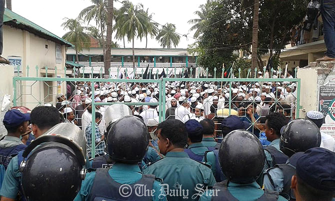 Law enforcers intercept Hefajat men at the gate of Nuria Madrasa in Kamrangairchar in the capital tried to bring out a procession under the banner of Bangladesh Khelafat Andolon protesting what they termed “government action” on their rally on May 5 last year. Photo: Prabir Barua Chowdhury/ Star