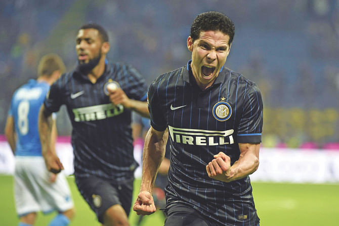 Inter Milan midfielder Hernanes (R) exults after scoring the equaliser against Napoli during their Serie A encounter at the San Siro on Sunday. Photo: AFP