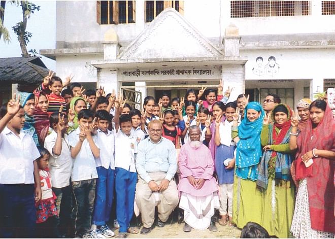 High achieving students of Panthabari Balakandi Government Primary School and their guardians. PHOTO: STAR 