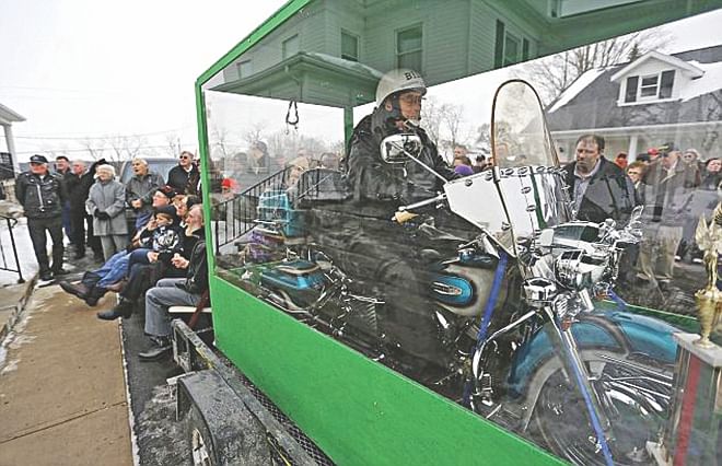 The body of biker Bill Standley mounted on a 1967 Harley-Davidson inside a glass coffin. Standley, 82 at the time of death, wanted his final journey on the bike that took him to 49 states of the United States.  Photo: Independent.co.uk