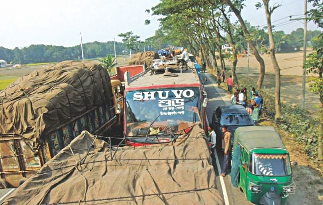Vehicles stuck in a long tailback on Dhaka-Tangail highway in Tangail around 2:30pm yesterday. Photo: Star