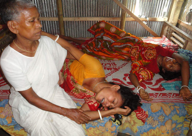 Relatives of slain Bholanath wail at his house at Nawdabesh village in Kaliganj upazila of Lalmonirhat. Bholanath was killed in an attack allegedly by ruling party men as he along with his family members tried to prevent them from fishing in their water body. Photo: Star