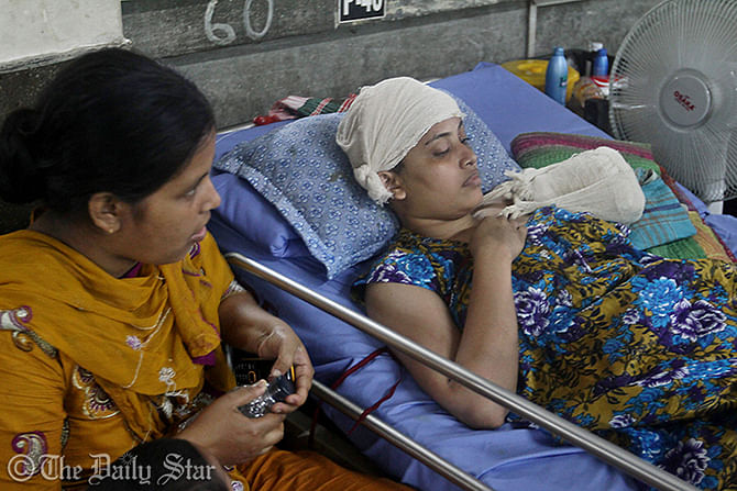 A rescued worker, who lost her left hand at the tragedy, lies in a hospital bed. Photo: Star