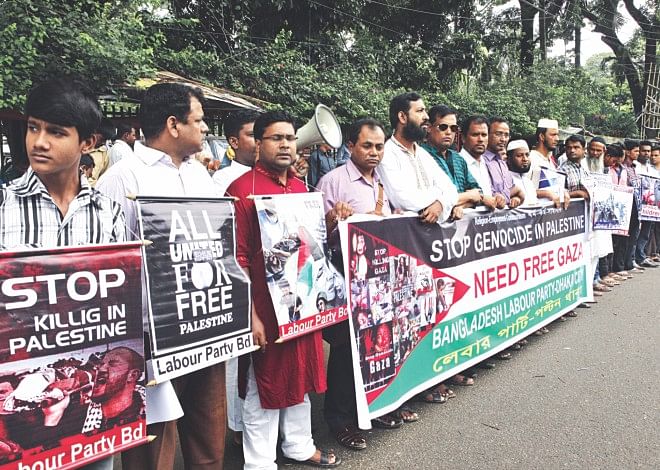 Bangladesh Labour Party forms a human chain in front of Jatiya Press Club in the capital yesterday protesting Israel's military attack on Gaza that has killed at least 1,867 Palestinians, mostly civilians. Photo: Star