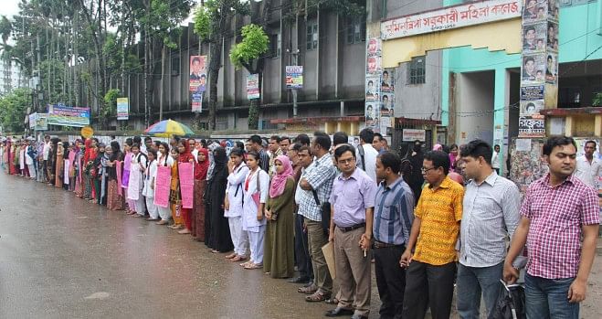 Teachers and students of Government Mominunnesa Mohila College in Mymensingh form a human chain in front of the college yesterday demanding immediate arrest of the culprits who assaulted Farid Uddin, an associate professor of the college, at Kaltapara in Gouripur upazila on Sunday.    PHOTO: STAR