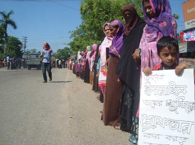 The people of Chapali village form a human chain at Nimtali bus stand in Kaliganj upazila under Jhenidah district yesterday demanding arrest and punishment of the killers of BNP leader Ismail Hossain.  PHOTO: STAR