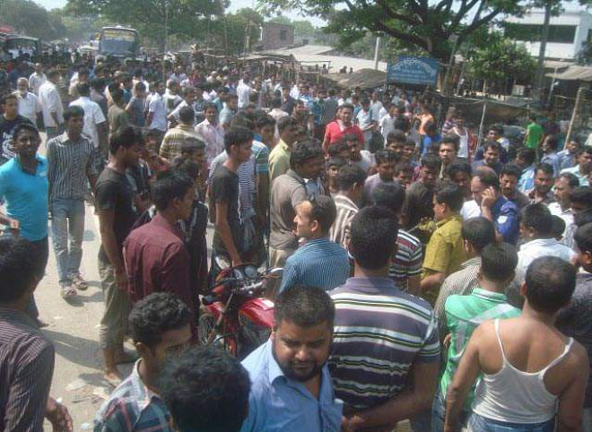 Traders block Jhenidah-Kushtia road at Garaganj Bazar in Shailkupa upazila under Jhenidah district yesterday demanding punishment to the extortionists who hurled a bomb at a shop at Garaganj Bazar on Friday night.   PHOTO: STAR