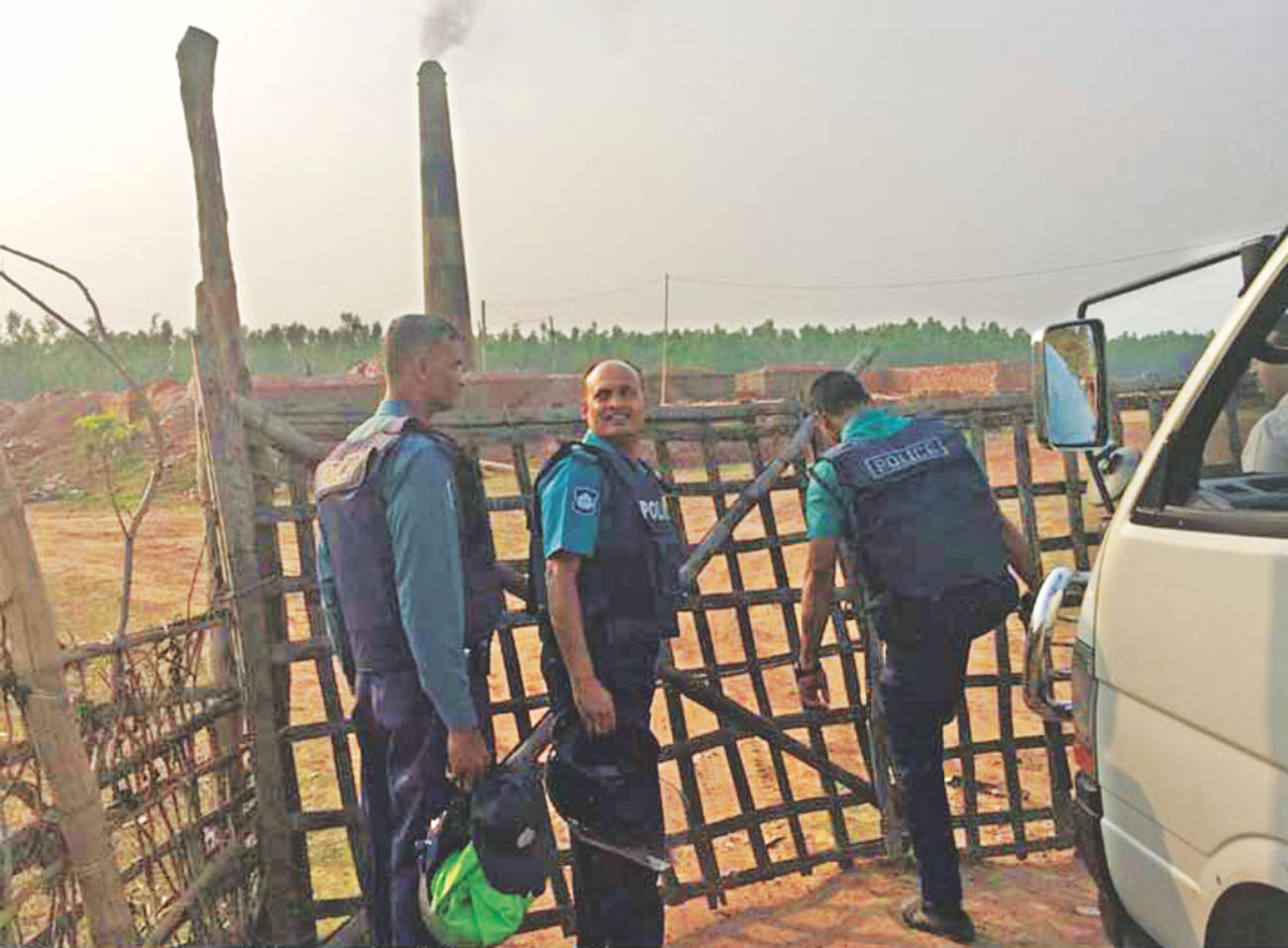 A policeman tries to break down a gate of one of the kilns after staff seeing the mobile court closed the gate and fled. However, the staff were later detained and subsequently released after the fine was paid. Photo: Star