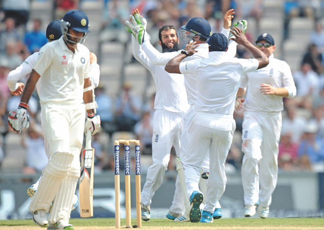 Moeen Ali (C) is the toast of his teammates after the England spinner took the wicket of Bhuvneshwar Kumar of India on the fifth day of the third Test at Rose Bowl in Southampton on Thursday. PHOTO: AFP