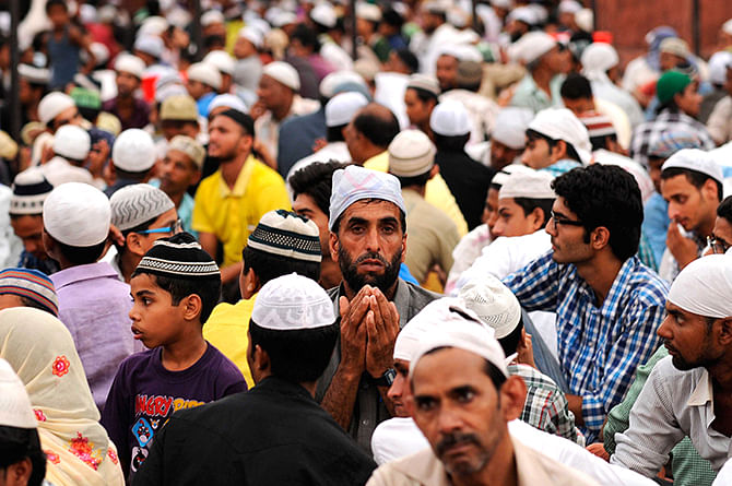 Muslims wait to break their fast on the first friday of holy fasting month of Ramadan, at Jama Masjid, on July 4, 2014 in New Delhi, India. Muslims throughout the world celebrate the holy fasting month of Ramadan, when they refrain from eating, drinking, and smoking from dawn to dusk. Photo: Getty Images
