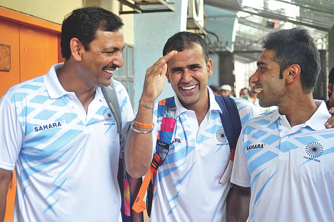 Indian hockey team coach Tushar Khandker (C) shares a light moment with team manager Harendra Singh (L) and captain Vikramkanth after a press conference at the hockey federation office in the city yesterday. PHOTO: STAR