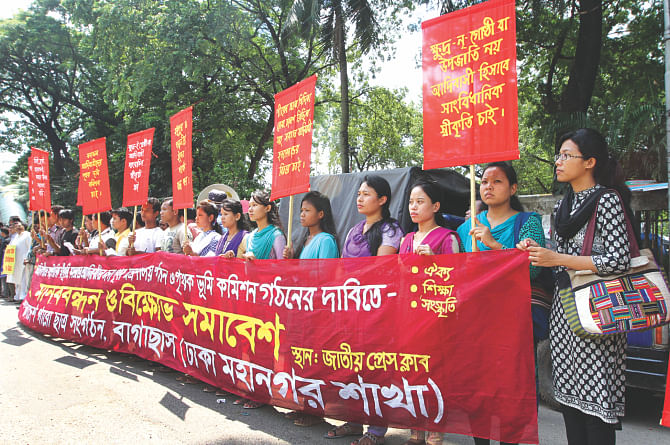 Bangladesh Garo Chhatra Sangathan forms a human chain before Jatiya Press Club with the same demand. Photo: Star