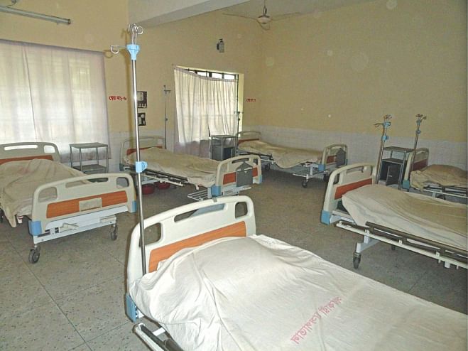 Beds of Dahagram-Angorpota Hospital in Patgram upazila under Lalmonirhat district lie empty as indoor services at the treatment centre meant for the people living in the enclave area have remained suspended for the last two and a half years due to lack of doctors and other staff.  PHOTO: STAR