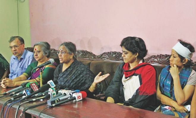 Co-chair of the International Chittagong Hill Tracts Commission Sultana Kamal introducing injured Ilira Dewan, far right, a researcher for the commission, to journalists during a press briefing in the Chittagong Press Club auditorium, after a commission delegation came under attack by Bangalee settlers in Rangamati yesterday. The delegation went to Chittagong Hill Tracts upon receiving several allegations of land grabbing “involving state-machineries”, and following the recent government move to establish a BGB battalion headquarters in Khagrachhari. Commission Member Iftekharuzzaman, far left, and Officer-in-charge of Rangamati Kotwali Police Station Monu Sohel Imtiaz were also injured in the attack. Photo: star