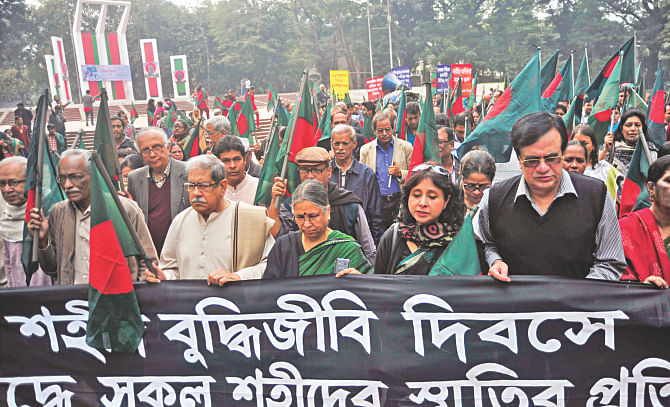 Intellectuals of the country bring out a procession from the Central Shaheed Minar in the capital observing the Martyred Intellectuals Day yesterday. A civil society platform, Rukhe Darao Bangladesh, organised the procession that ended at Shikha Chirantan in Suhrawardy Udyan. Photo: Star