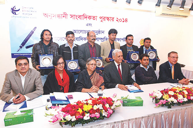 Award recipients for investigative journalism-2014, standing from left, Abdul Al Mamun, HS Alauddin, Arup Roy, Sazzad Parvez, Salauddin Tarek and Kamrul Hassan Selim with guests, sitting in the front, at a ceremony at Drik Gallery in the capital yesterday. Photo: Star