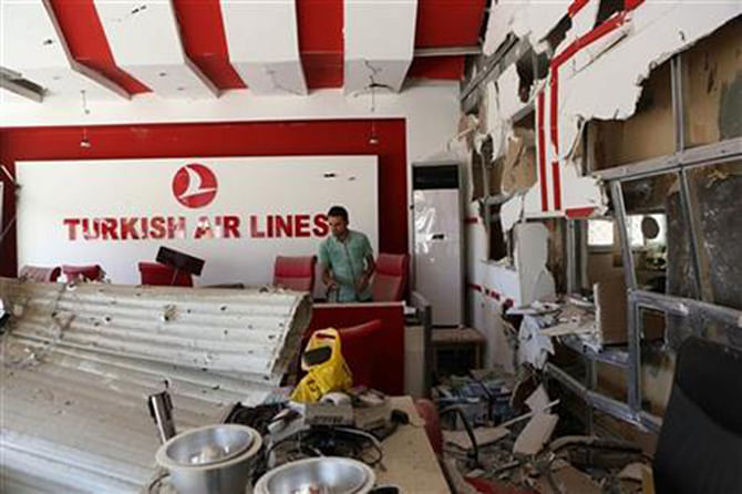 An Iraqi man sifts through the damage to a Turkish Airlines office from a car bomb on Saadoun street in Baghdad, Iraq, Friday, Sept. 5, 2014. The bomb exploded in a commercial area in central Baghdad on Tuesday night, killing and wounding civilians. Photo: AP 