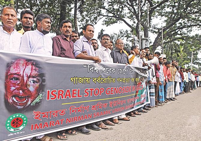 Imarat Nirman Sramic Union, a trade union of construction workers, forms a human chain in front of Jatiya Press Club in the capital yesterday demanding a stop to the 