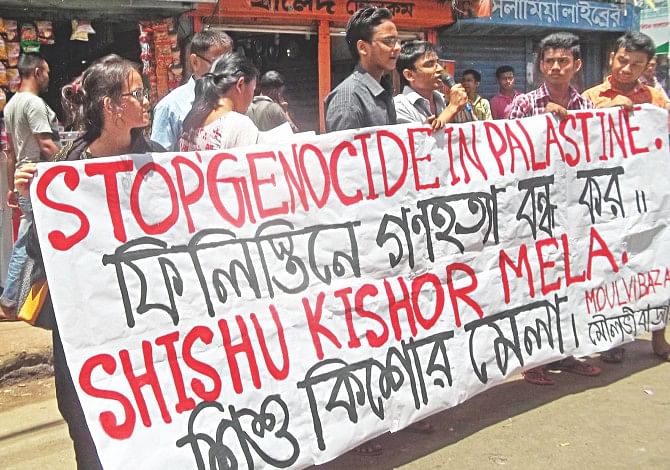 Shishu Kishore Mela, an organisation that works with children, also forms a human chain with a similar demand in Chowmohona area in Moulvibazar town. Photo:  Star