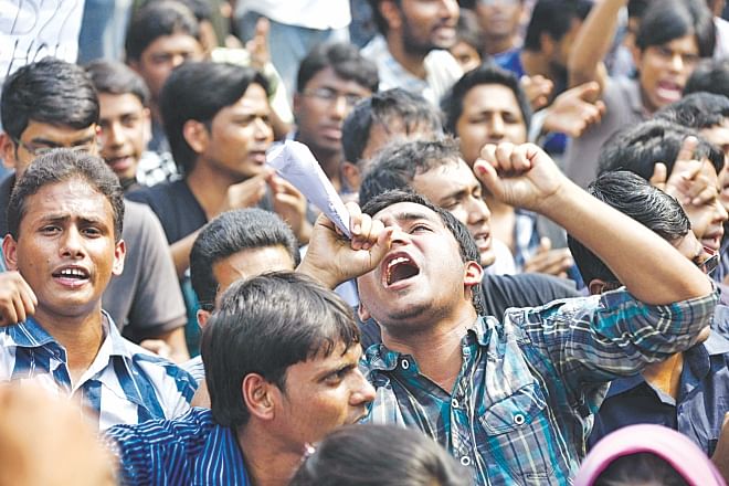Jagannath University students demonstrate in front of the Jatiya Press Club yesterday to protest Sunday's police action, and demand retrieving 11 dormitories from grabbers. Photo: Star