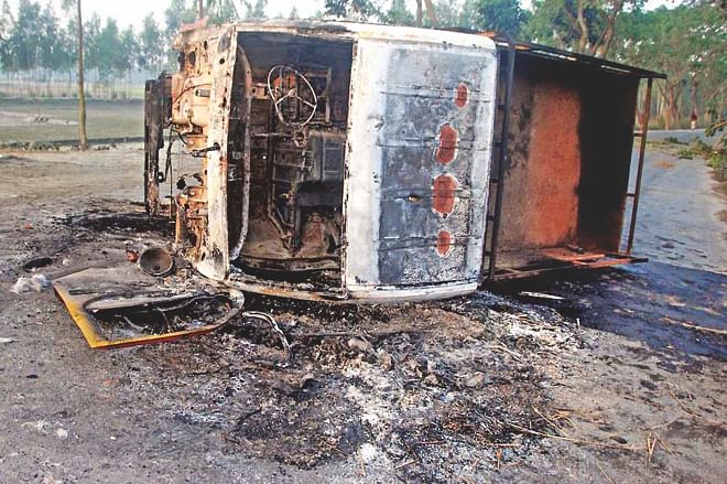 Jamaat-Shibir men torched this pickup by which the law enforcers got to Sundarganj upazila in Gaibandha yesterday to arrest people accused of violence right after the sentencing of Delawar Hossain Sayedee in early 2013. Photo: Star