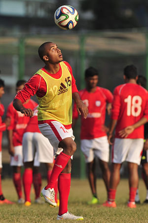 Jamal Bhuiyan does keepy-uppy during Bangladeshs training session at the Dhanmondi Club ground yesterday. PHOTO: FIROZ AHMED