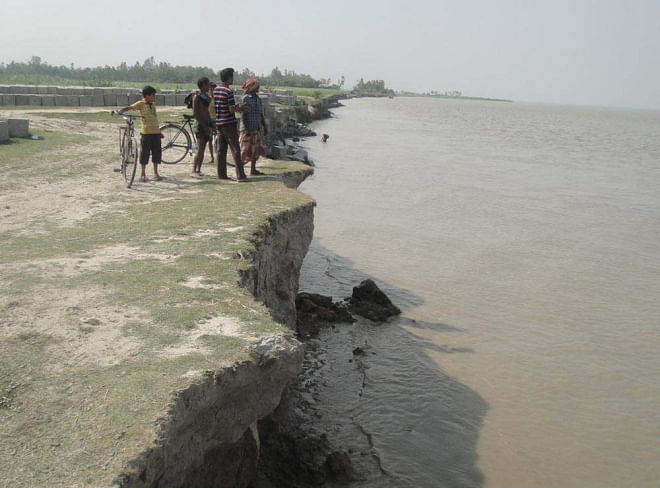 Erosion by the Jamuna has taken a serious turn in Sirajganj Sadar and Chowhali upazilas during the last few days. The photo was taken from Bahuka point in Sirajganj Sadar. PHOTO: STAR