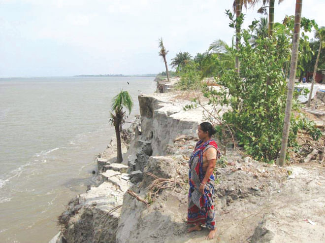 Jamuna River continues to devour homesteads and farmland at Goshpara village in Daulatpur upazila of Manikganj district. Photo: Star
