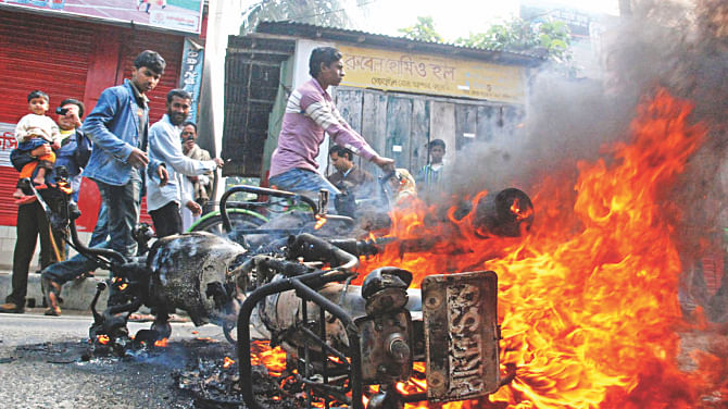 Pickets torch the motorbike of a journalist at Khandar intersection of Bogra on January 4, 2014.  Photo: File